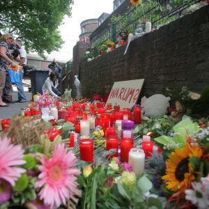 Eindrücke vom Tag nach der tödlichen Katastrophe mit 19 Toten und über 300 Verletzten in Duisburg / Unglückstelle am Tag danach / Aufräumarbeiten / Menschen bringen Blumen und Kerzen

Foto: Michael Printz / PHOTOZEPPELIN.COM
