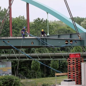 An der Ellinghauser Straße wurde die neue Brücke über den Dortmund-Ems-Kanal aufgelegt.Foto: Michael Printz / PHOTOZEPPELIN.COM