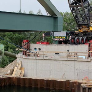 An der Ellinghauser Straße wurde die neue Brücke über den Dortmund-Ems-Kanal aufgelegt. Foto: Michael Printz / PHOTOZEPPELIN.COM