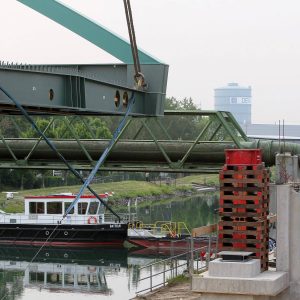An der Ellinghauser Straße wurde die neue Brücke über den Dortmund-Ems-Kanal aufgelegt.Foto: Michael Printz / PHOTOZEPPELIN.COM
